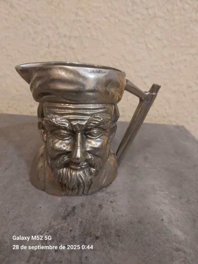 Antica caraffa in alpaca con volto