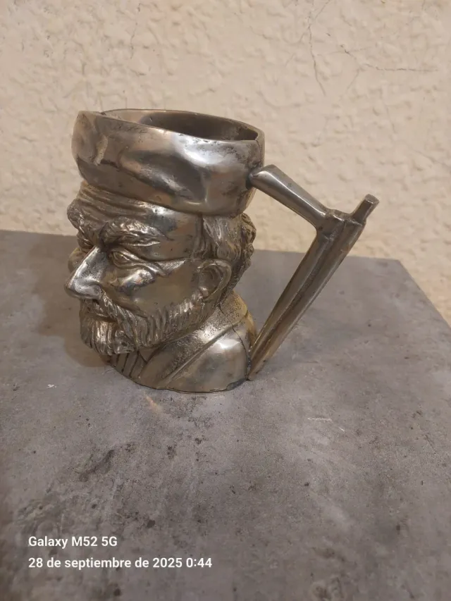 Antica caraffa in alpaca con volto