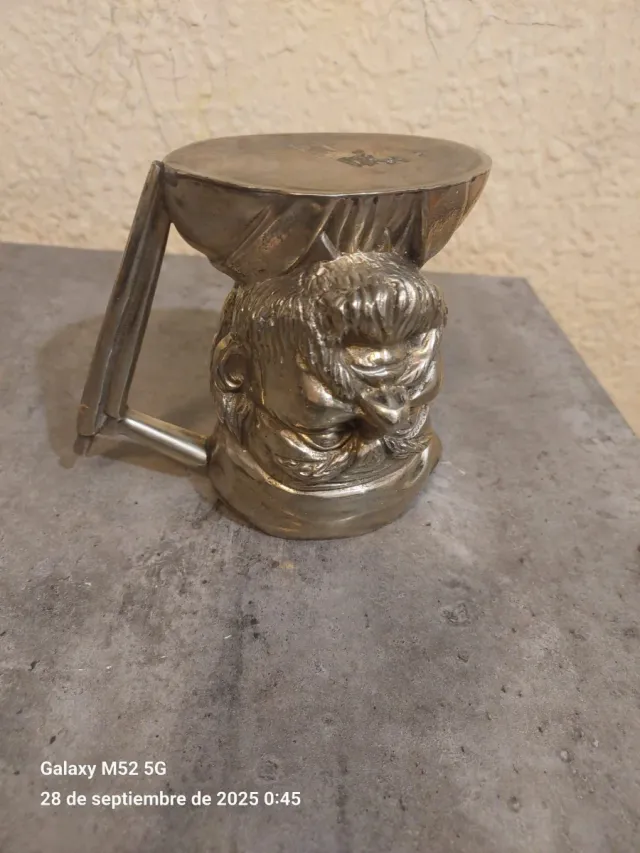 Antica caraffa in alpaca con volto