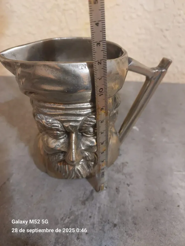 Antica caraffa in alpaca con volto