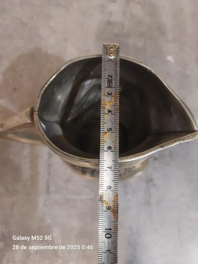 Antica caraffa in alpaca con volto