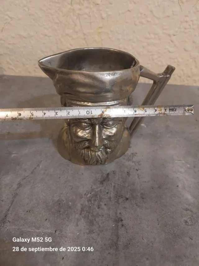 Antica caraffa in alpaca con volto