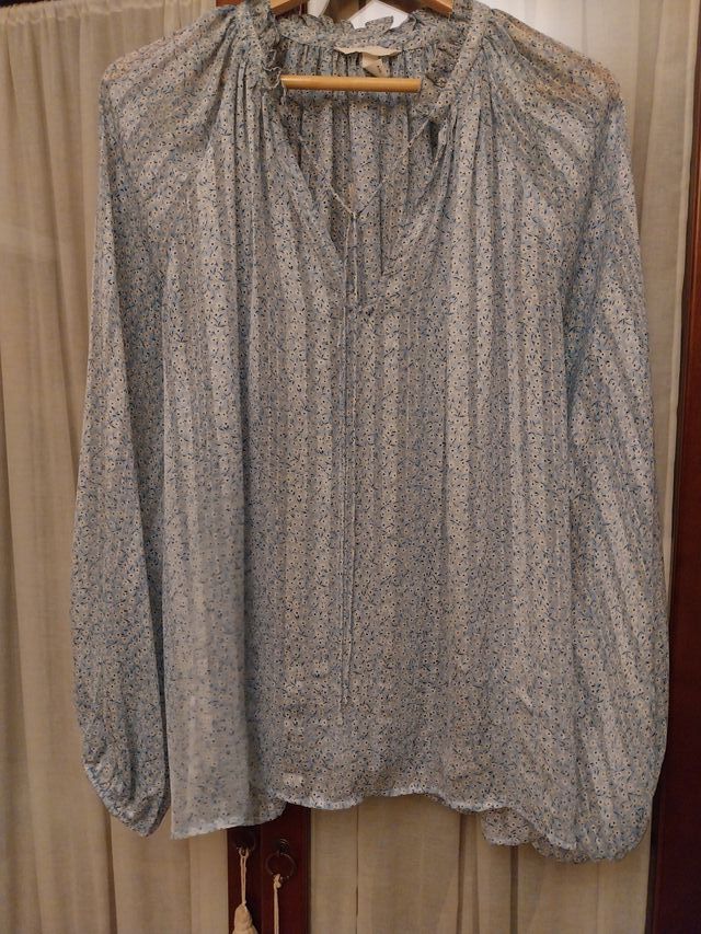 Blusa H&M gasa estampada celeste