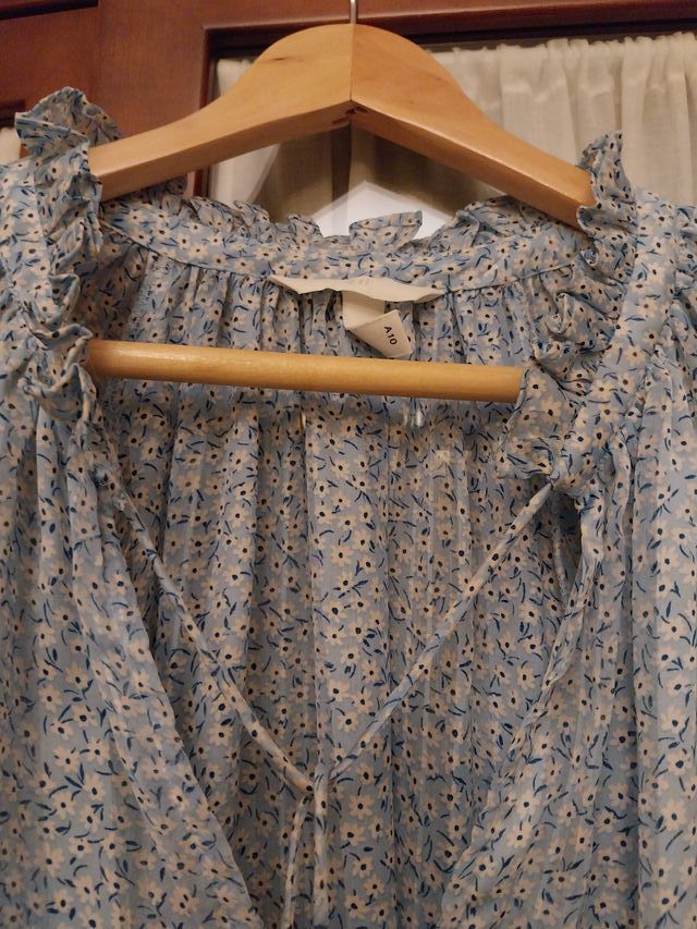 Blusa H&M gasa estampada celeste