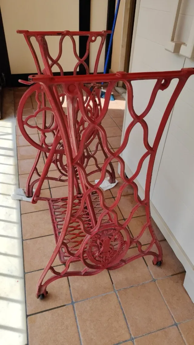 Base Singer Macchina da Cucire Rossa