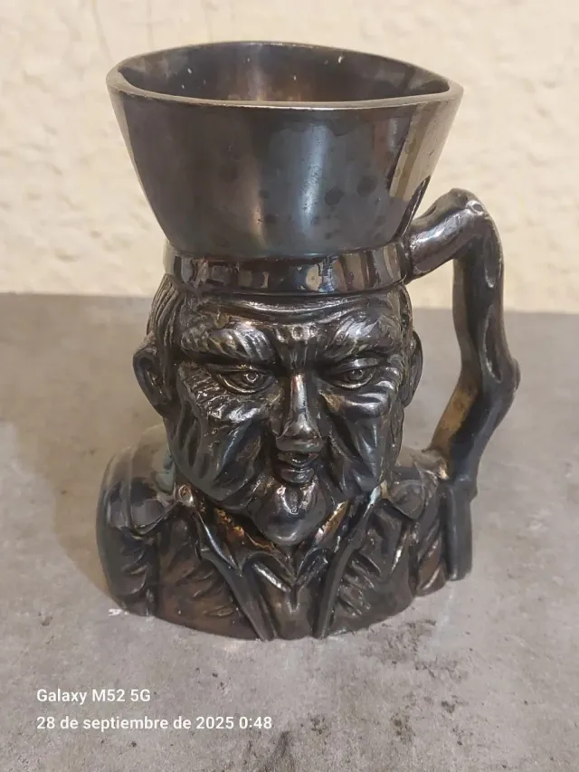 Antico vaso di alpaca con figura