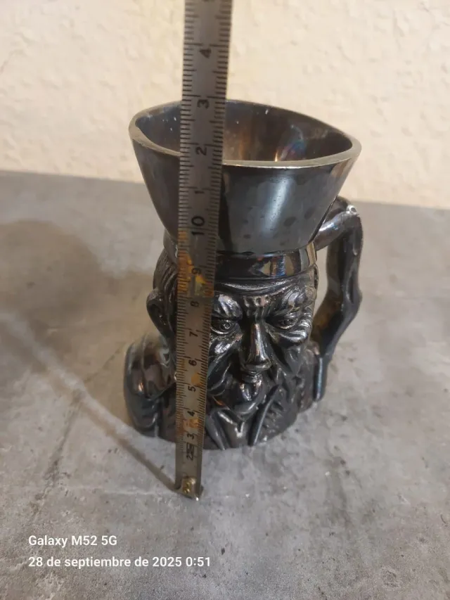 Antico vaso di alpaca con figura