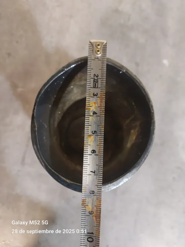 Antico vaso di alpaca con figura