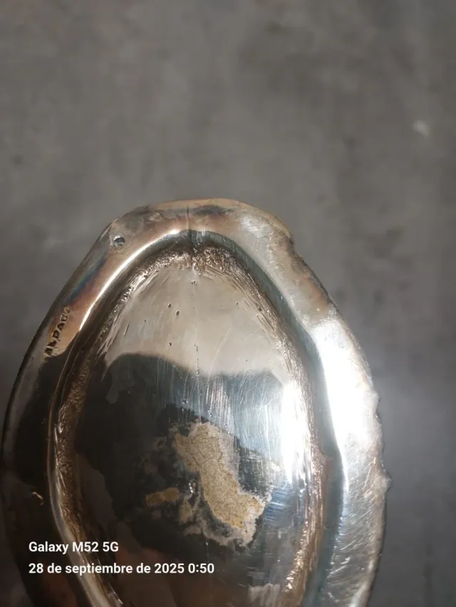 Antico vaso di alpaca con figura