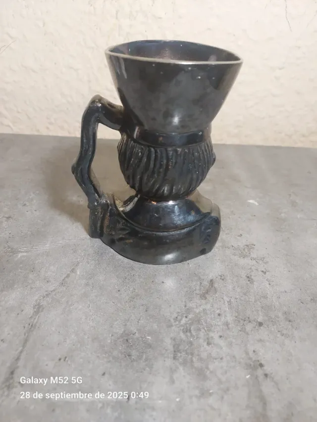 Antico vaso di alpaca con figura