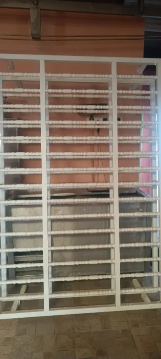 Rejas metálicas blancas