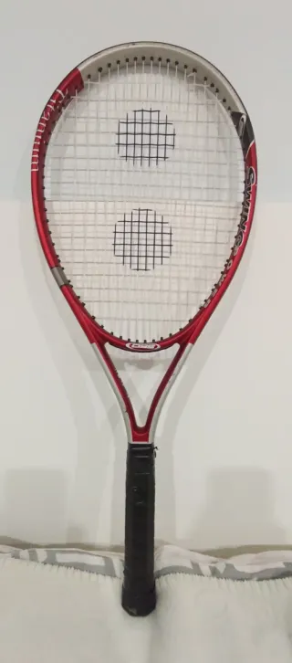 Raqueta de tenis roja con 2 pelotas