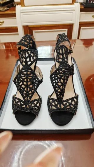 Zapatos de tacón negros con pedrería