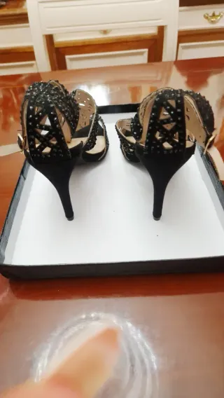 Zapatos de tacón negros con pedrería