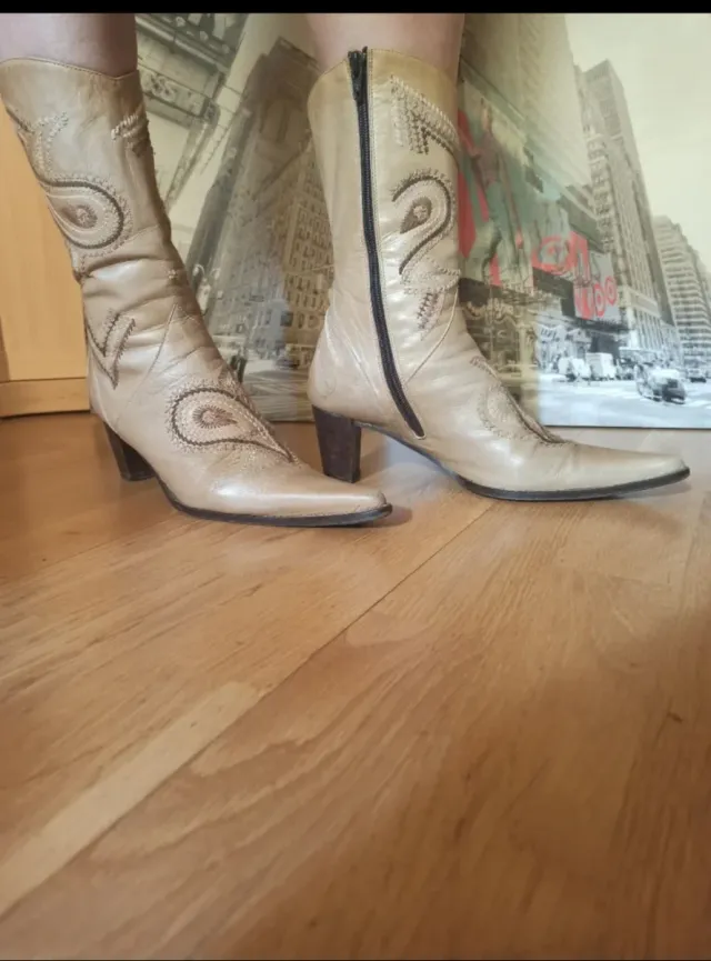 Botas de mujer beige con bordado