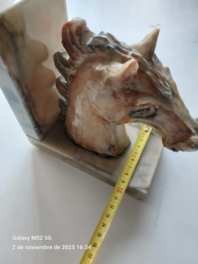 Ferrilibri in forma di testa di cavallo in marmo