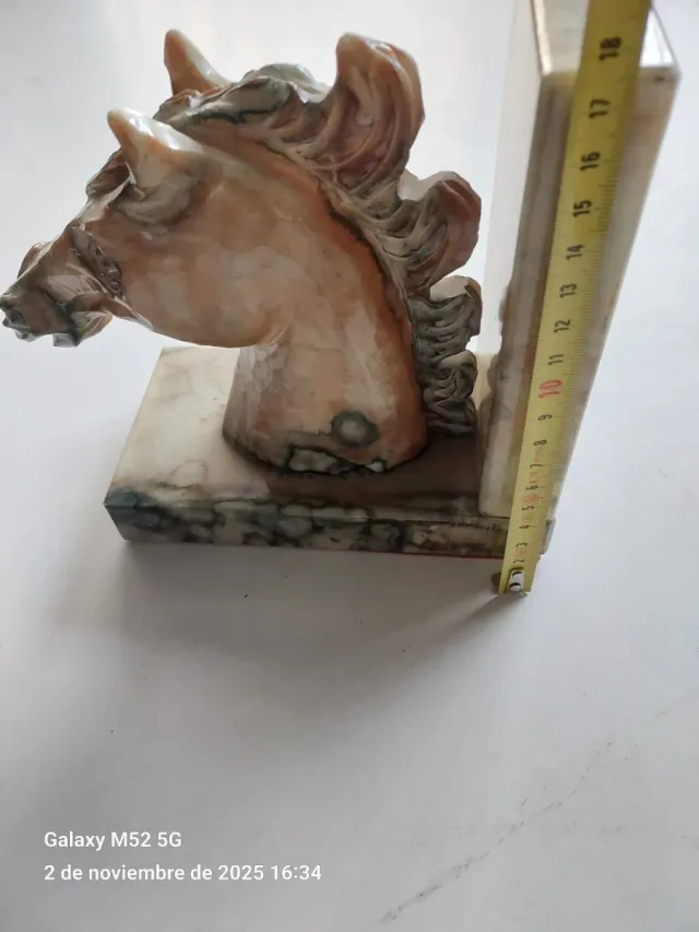 Ferrilibri in forma di testa di cavallo in marmo