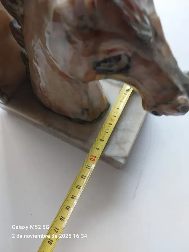 Ferrilibri in forma di testa di cavallo in marmo