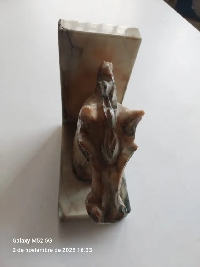 Ferrilibri in forma di testa di cavallo in marmo