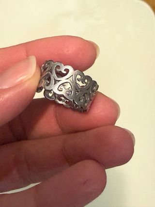 Anillo plateado con diseño de corazones