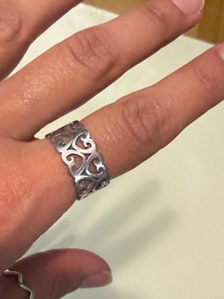 Anillo plateado con diseño de corazones
