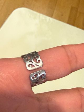 Anillo plateado con diseño de corazones