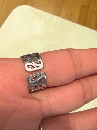 Anillo plateado con diseño de corazones