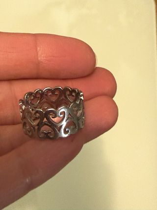 Anillo plateado con diseño de corazones