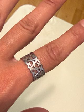 Anillo plateado con diseño de corazones
