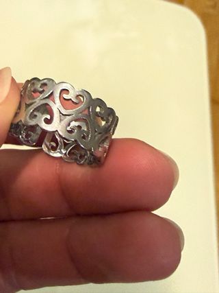 Anillo plateado con diseño de corazones