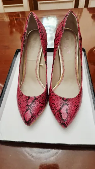 Zapatos de tacón rojos con estampado de serpiente