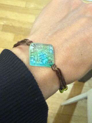 Pulsera con colgante cuadrado