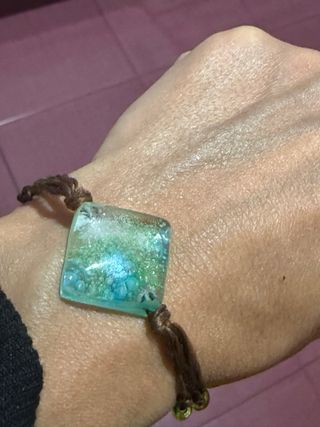 Pulsera con colgante cuadrado