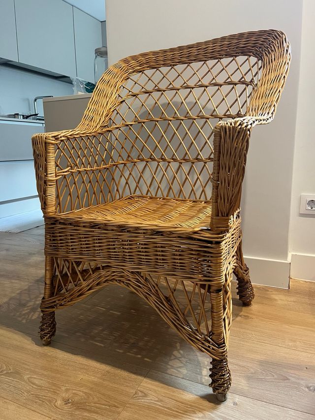 Sillón de mimbre artesanal