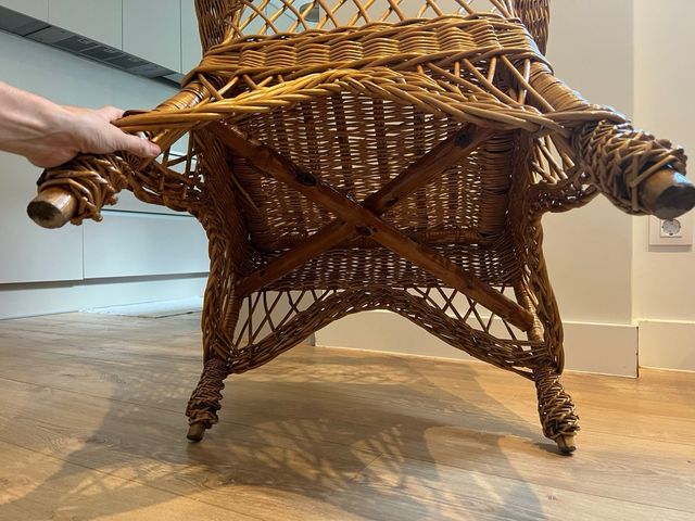 Sillón de mimbre artesanal