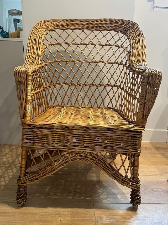 Sillón de mimbre artesanal