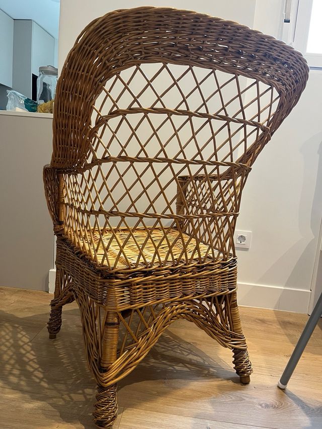 Sillón de mimbre artesanal
