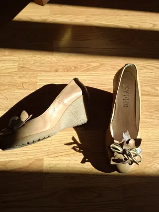 Zapatos de piel cuña beige