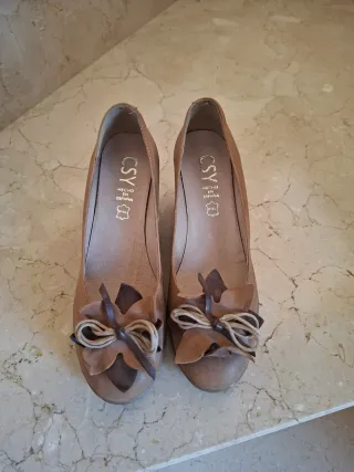 Zapatos de piel cuña beige