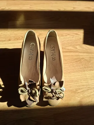 Zapatos de piel cuña beige