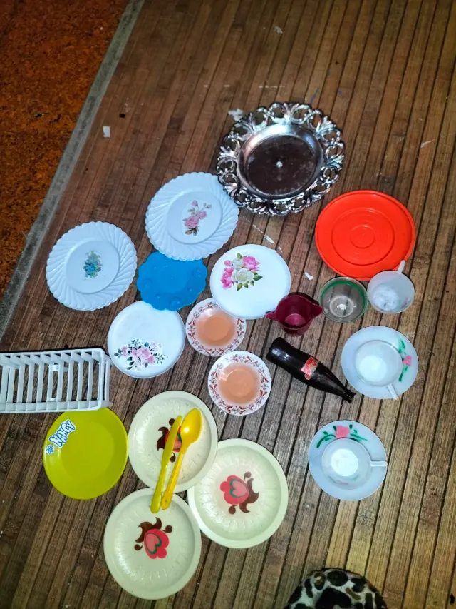 Lote de Brinquedos Antigos com Louça e Acessórios