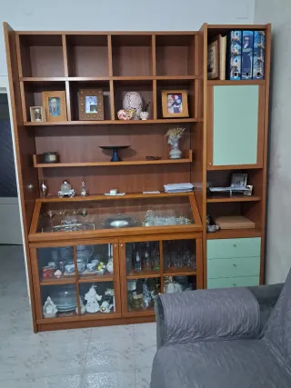 Parete soggiorno legno con vetrine