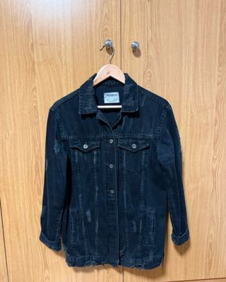 Cazadora vaquera Pull&Bear negra desgastada