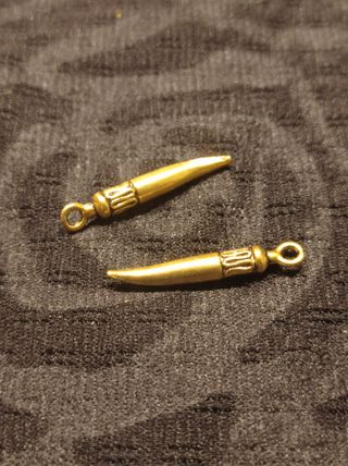 Lote 42 dijes colgantes colmillo baño oro