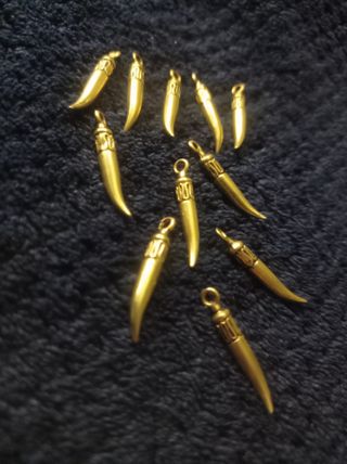 Lote 42 dijes colgantes colmillo baño oro