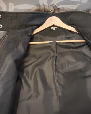 Abrigo premamá gris con capucha y pelo