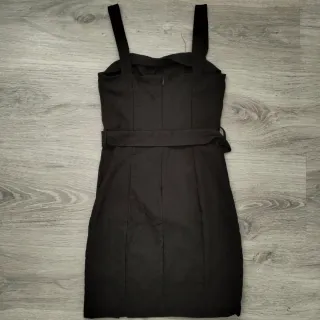 Vestido negro con cinturón