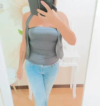 Top senza spalline grigio con dettagli