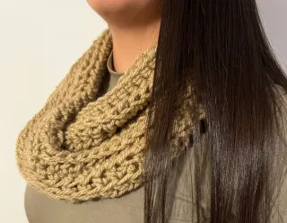Bufanda tejida a mano de lana color beige