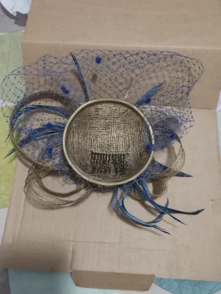 Tocado de boda azul y dorado